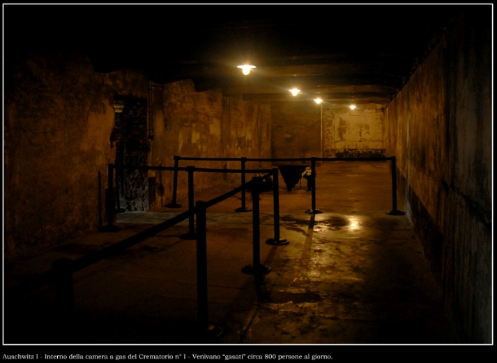 Auschwitz - interno della camera a gas del Crematorio n. 1 - venivano gasate circa 800 persone al giorno