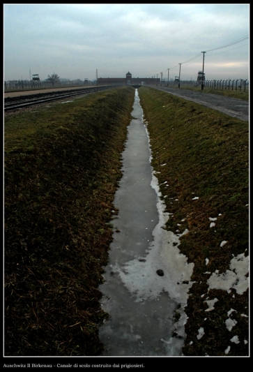 Auschwitz II Birkenau - Canale di scolo scavato dai prigionieri - foto di Antonio Manno