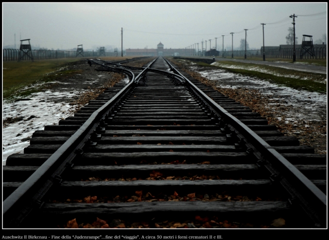 Auschwitz II Birkenau - Fine della "Judenrampe"... fine del "viaggio". A circa 30 metri i forni crematori II e III - foto di Antonio Manno